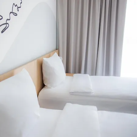 Arche Lotnisko Hotel 3*